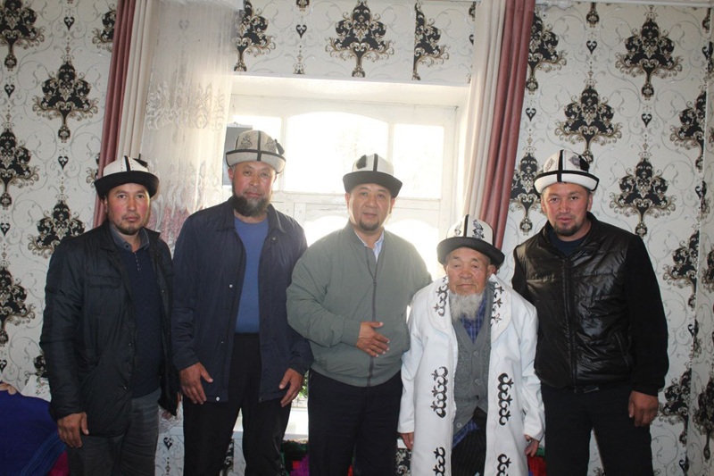 Шлюзияны сиқытып жатыр, ол армандайды Шлюзияны сиқытып жатыр, ол армандайды