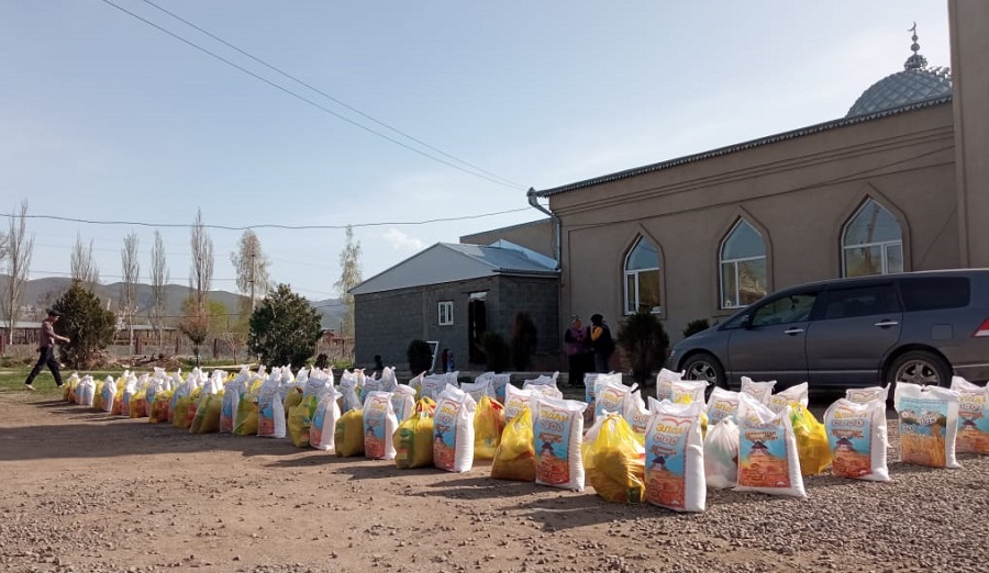 Кызыл-Суу айылындагы 83 үй-бүлөгө  207 500 сомдук тамак-аш азыктары жардам катары берилди