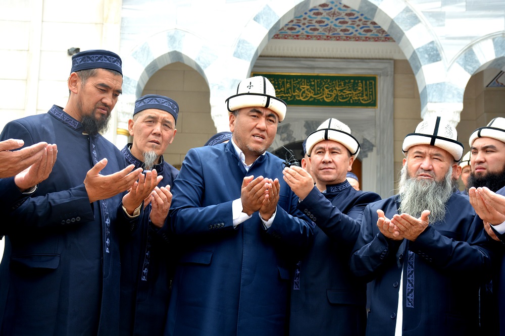 Имама что означает. Имам Кыргызстана. Форма кыргызский имамы. Форма имамов Кыргызстан. Форма муфтий Кыргызстана.