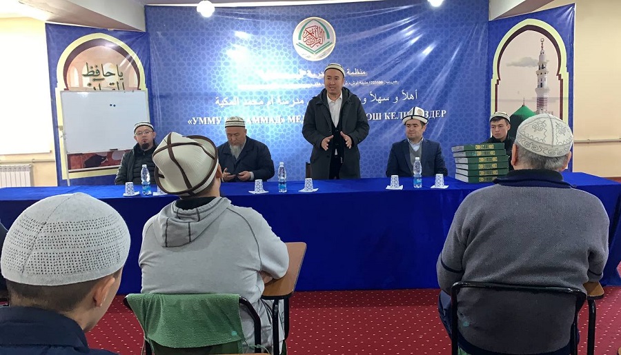 КМДБнын халал индустриясын өнүктүрүү бөлүмүнүн башчысы  «Умму Мухаммад» медресесиндеги көзү азиздерге брайл системасында басылган  Куран китебин тапшырды