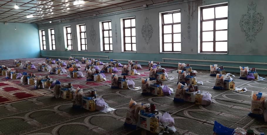 Бишкектеги борбордук мечитте аз камсыз болгон 40 үй-бүлөгө  азык-түлүк таратылды
