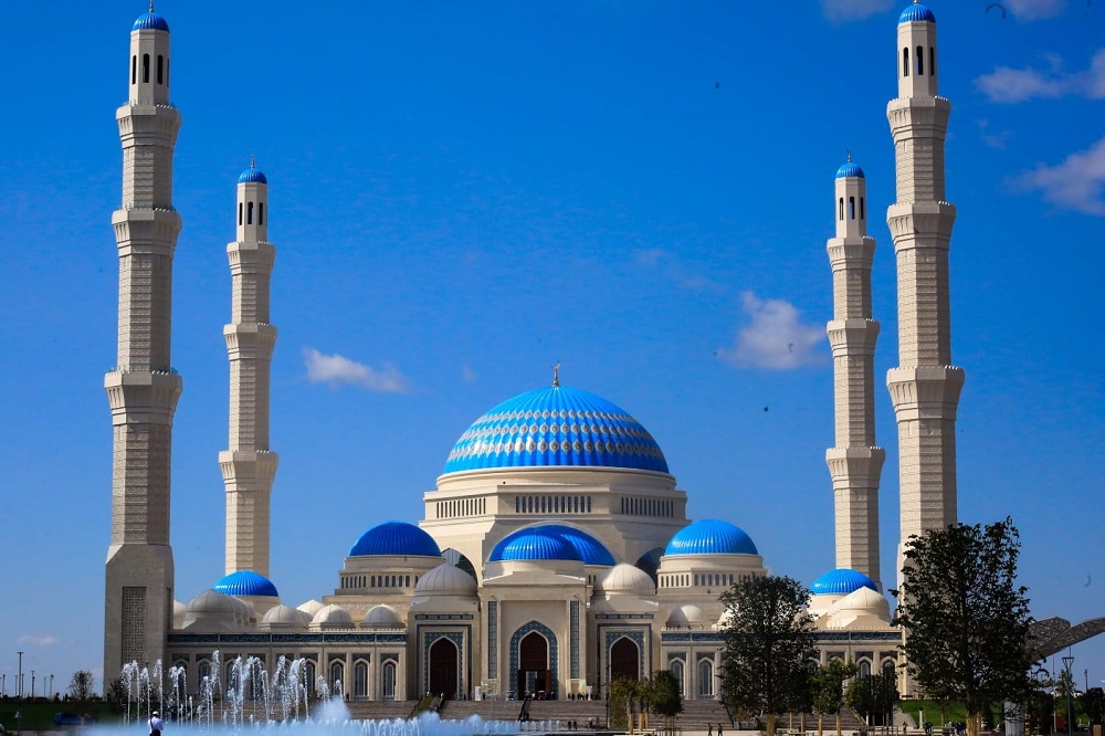 Азирети Муфтий Замир кары Ракиев Казакстанда курулган  Борбор Азиядагы эң чоң мечиттин ачылышына катышты