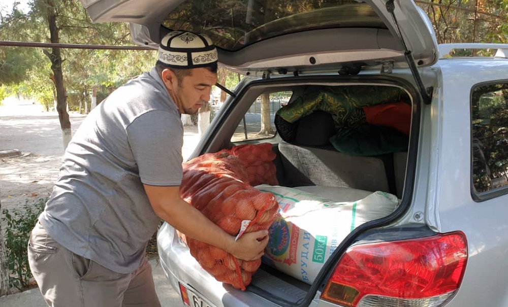 Жалал- Абад облусунун казыяты Баткен облусунан эвакуация  болгон 55 үй-бүлөдөн кабар алып,   182 150 сомдук азык-түлүк жана үй тиричилигине керектүү буюмдарды тапшырды
