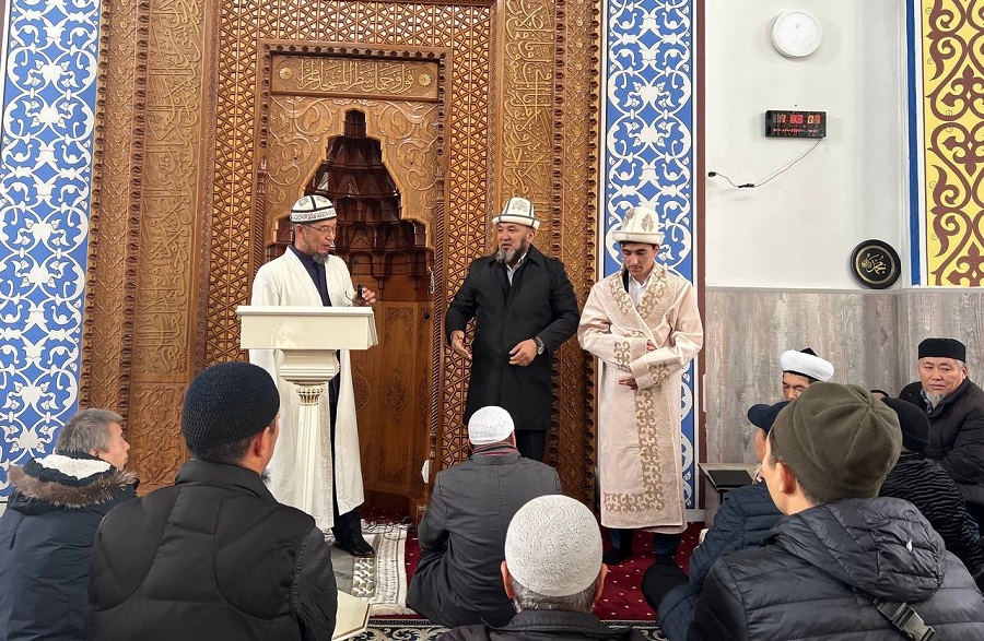 Бишкек шаардык казыяты Бүткүл дүйнөлүк Куран конкурсунун жеңүүчүсү Мухаммадали карыны куттуктады