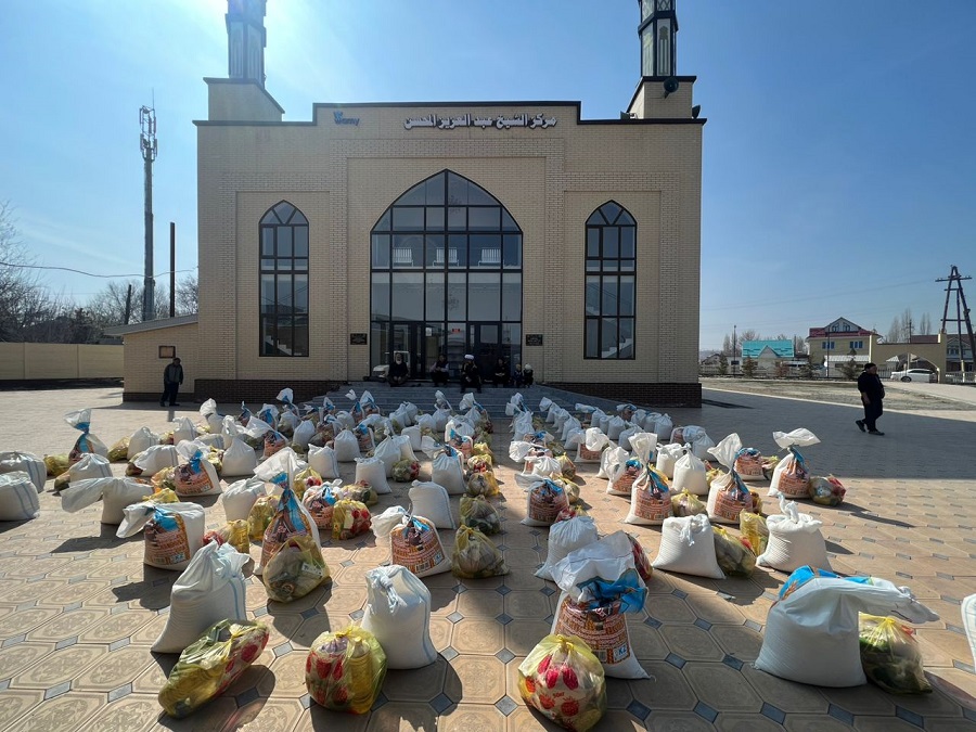 Кызыл-Адыр айылында аз камсыз болгон 150 үй-бүлөгө 3200 сомдук Рамазан баштыгы таратылды