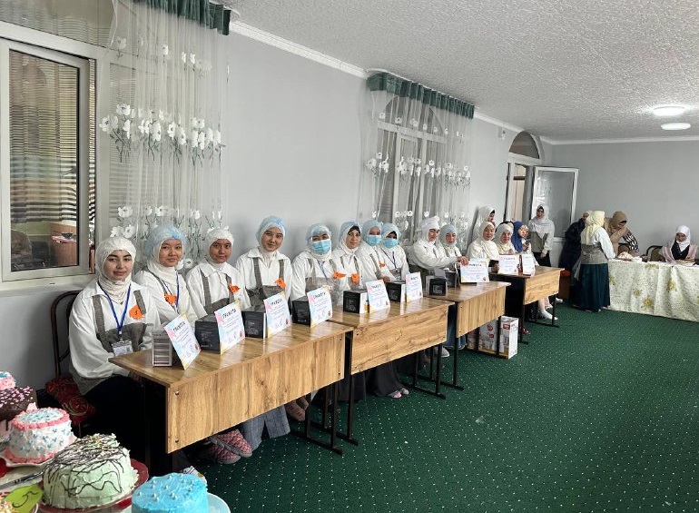Кызыл-Кыядагы медреселерде ашпозчулук боюнча кошумча билим алган кыздар күч сынашты