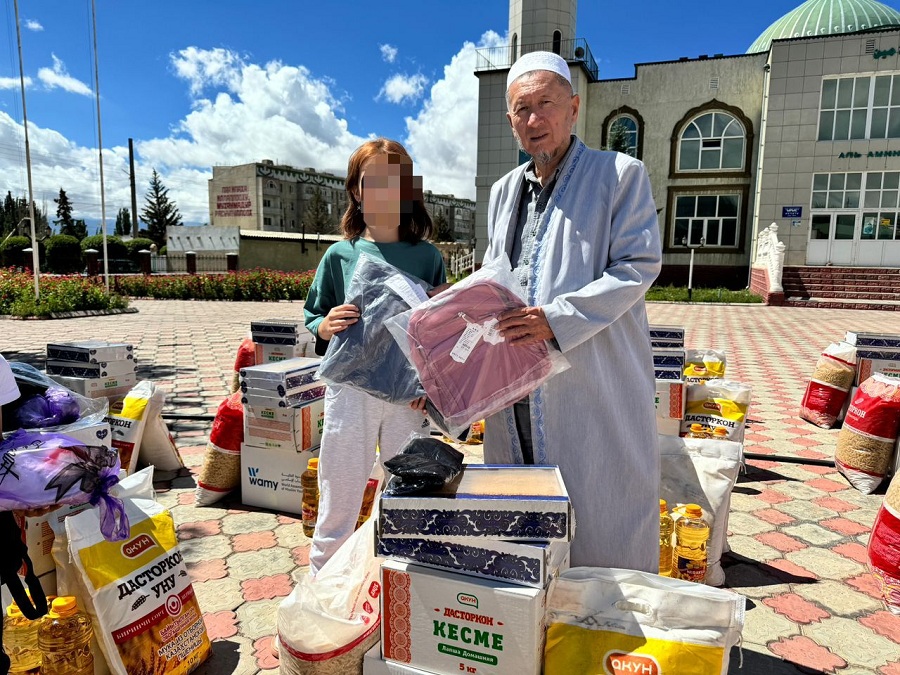 Балыкчы шаарында жаңы окуу жылына карата муктаж үй-бүлөлөргө жардам берилди